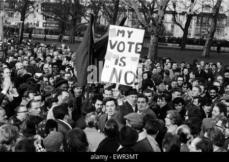 Wütend Postamt Stürmer in Hyde Park, nach dem Treffen in Lincoln es Inn Fields, marschierten sie durch die Oxford Street, Speakers Corner im Hyde Park. London, 4. März 1971. Stockfoto