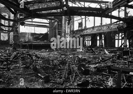 Die ausgebrannten Überreste des Theaters auf South Parade Pier in Southsea, Hampshire nach einem Brand brach in der Pier Ballsaal, wo Regisseur Ken Russell war eine Szene für seinen neuesten Film "Tommy" zu schießen. 12. Juni 1974. Stockfoto