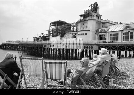 Die ausgebrannten Überreste des Theaters auf South Parade Pier in Southsea, Hampshire nach einem Brand brach in der Pier Ballsaal, wo Regisseur Ken Russell war eine Szene für seinen neuesten Film "Tommy" zu schießen. 12. Juni 1974. Stockfoto