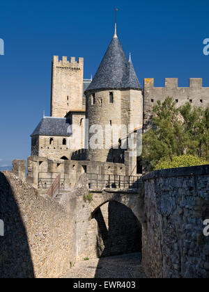 Blick auf Stadttor Porte d' Aude in Comtal Schloss. Eine mittelalterliche Festung in Carcassonne. Languedoc-Roussillon. Frankreich. Stockfoto