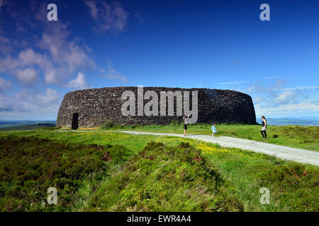 Burt, Grafschaft Donegal. 30. Juni 2015. Irland Wetter: herrlicher Tag in der Grafschaft Donegal. Menschen besuchen das alte Grianan of Aileach Ringfort an Burt, County Donegal, Temperaturen über 25 Grad Celsius erreichen. Bildnachweis: George Sweeney/Alamy Live-Nachrichten Stockfoto