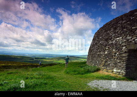 Burt, Grafschaft Donegal. 30. Juni 2015. Irland Wetter: herrlicher Tag in der Grafschaft Donegal. Menschen besuchen das alte Grianan of Aileach Ringfort an Burt, County Donegal, Temperaturen über 25 Grad Celsius erreichen. Bildnachweis: George Sweeney/Alamy Live-Nachrichten Stockfoto