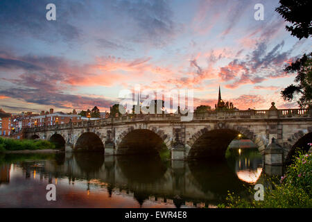 Dramatischen orangenen und blauen Sonnenuntergang über Englisch Brücke den Fluss Severn in Stadt Shrewsbury, Shropshire, England, Großbritannien überquert. 2014. Stockfoto