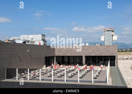 Open-Air-Restaurant an der Costa Brava International Airport in Girona, Spanien Stockfoto