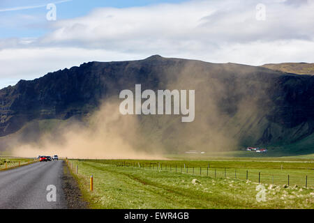 Staubsturm gesprengt aus frisch gepflügten Feld bei der Entstehung von Bodenerosion Island Stockfoto