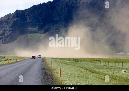 Staubsturm gesprengt aus frisch gepflügten Feld bei der Entstehung von Bodenerosion Island Stockfoto