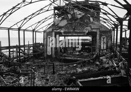 Die ausgebrannten Überreste des Theaters auf South Parade Pier in Southsea, Hampshire nach einem Brand brach in der Pier Ballsaal, wo Regisseur Ken Russell war eine Szene für seinen neuesten Film "Tommy" zu schießen. 12. Juni 1974. Stockfoto