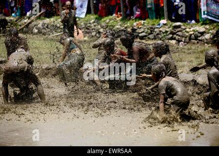 Pokhara, Nepal. 30. Juni 2015. Leute spielen mit Schlamm während die Paddy-Festival in Pokhara, etwa 200 Kilometer westlich von Kathmandu, Nepal, 30. Juni 2015. Das Festival fällt auf Asar 15 der nepalesischen Kalender, und es zeichnet sich durch Musik, Tanz und spielen mit Schlamm während Reis anpflanzen. Bildnachweis: Pratap Thapa/Xinhua/Alamy Live-Nachrichten Stockfoto