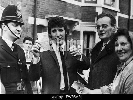 Walisische Gesangsstar Tom Jones zeigt sein Zertifikat nach bestandener seine Fahrprüfung in Newport heute. März 1966 Stockfoto