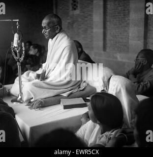 Mohandas "Mahatma" Gandhi, Führer der indischen Unabhängigkeitsbewegung im britisch beherrschten Indien in Indien abgebildet. Ca. 1947. Stockfoto