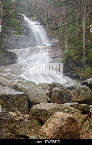 Bridal Veil Falls in Franconia, New Hampshire USA während der Frühlingsmonate. Diese Wasserfälle befinden sich auf Coppermine Brook Stockfoto