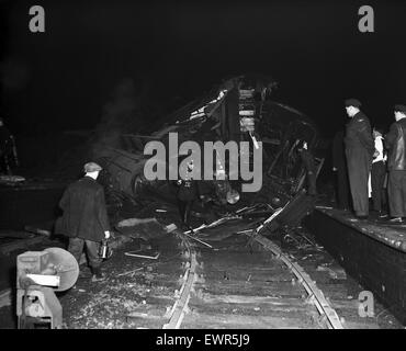 Das Sutton Coldfield Zugunglück, am 23. Januar 1955 in Sutton Coldfield stattfand. Eine ausdrückliche Personenzug unterwegs von York nach Bristol, entgleiste aufgrund überhöhter Geschwindigkeit in einer scharfen Kurve. Im Bild, wird das Wrack geprüft. 23. Januar-195 Stockfoto