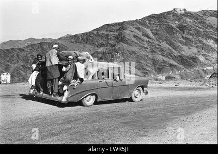 Khyber Pass-Taxi-Service. Eines der seltsamsten Taxi-Service in der Welt. Bis zu 14 Personen Cram in und außerhalb der alten amerikanischen Chevrolet Autos. April 1977 Stockfoto