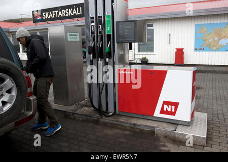 Zapfsäule an Skaftarskali Gas Station und am Straßenrand Restaurant Island Stockfoto