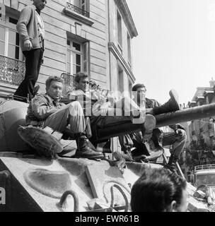 Ken Wayne, Rod Taylor und Hal Galili auf ein Sherman-Panzer auf dem Set von MGMs neuen film "The Liquidator". Der Film hat seinen Sitz in einem französischen Dorf und wird in den Elstree Studios gefilmt. 12. Mai 1965. Stockfoto