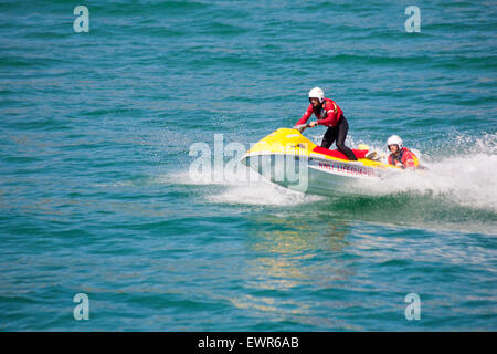 Bournemouth, Dorset, UK. 30. Juni 2015. UK-Wetter: heißen sonnigen Tag am Strand von Bournemouth - strömen Sonnenanbeter an die Küste, da die Temperaturen steigen und Hitzewelle Prognose. RNLI Rettungsschwimmer beschäftigen patrouillieren in den Gewässern Credit: Carolyn Jenkins/Alamy Live News Stockfoto