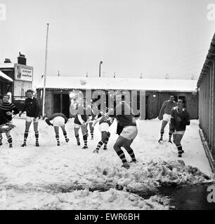 Fußballer Spieler nicht Liga Gravesend und Northfleet abgebildet mit einer Schneeballschlacht während einer Trainingseinheit vor ihrer Pokalrunde dritten Match bei Carlisle United. Tommy Williams (Mitte) und Bobby McNicol (rechts) gehören zu den Spielern Stockfoto