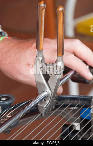 Tennisschläger Bespannung Maschine repariert wird Stockfoto