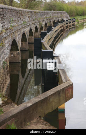 Aynho Wehr, wo der Fluss Cherwell kommt von links, kreuzt der Oxford Canal und geht über das Wehr Stockfoto