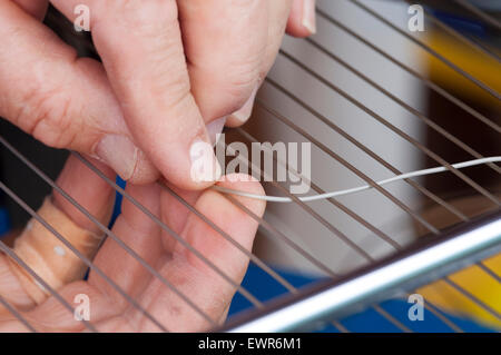 Tennisschläger Bespannung Maschine repariert wird Stockfoto
