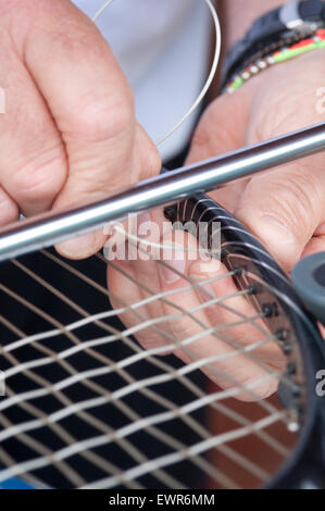 Tennisschläger Bespannung Maschine repariert wird Stockfoto