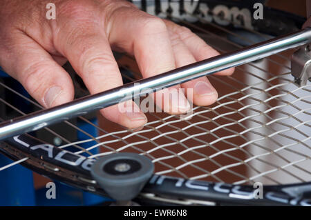 Tennisschläger Bespannung Maschine repariert wird Stockfoto