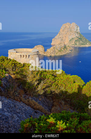 Torre des Savinar und Es Vedra Inseln im Hintergrund, Ibiza, Balearen, Spanien Stockfoto