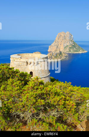 Torre des Savinar und Es Vedra Inseln im Hintergrund, Ibiza, Balearen, Spanien Stockfoto