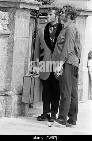 Schauspieler Oliver Reed in Teddy Boy Kleidung während einer Pause in der Pop-Oper 'Tommy' von Regisseur Ken Russell Dreharbeiten gekleidet. 13. Juni 1974. Stockfoto