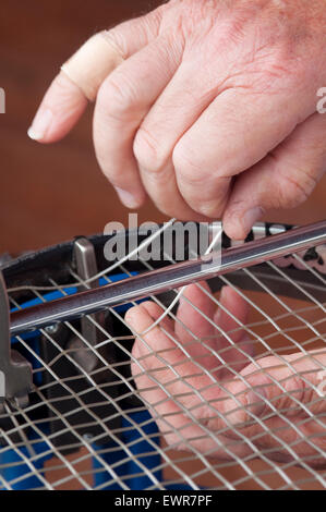 Tennisschläger Bespannung Maschine repariert wird Stockfoto