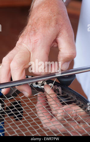 Tennisschläger Bespannung Maschine repariert wird Stockfoto