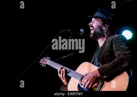 Jon Allen, Sängerin startet sein dritte Album Deep River am Halbmond Veranstaltungsort in Putney, London Stockfoto