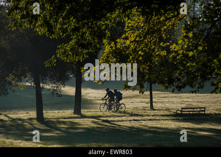 Zwei Radfahrer in den frühen Morgenstunden London herbstlichen Sonnenschein Stockfoto