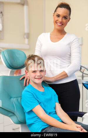 Porträt der schönen Mutter und Sohn in Zahnarztpraxis Stockfoto