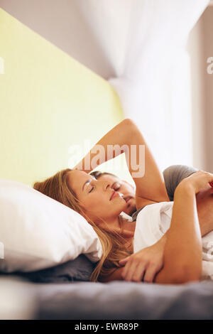 Junges Paar liegen und schlafen im Bett im Schlafzimmer. Frau mit ihrem Freund zusammen im Bett schlafen. Stockfoto