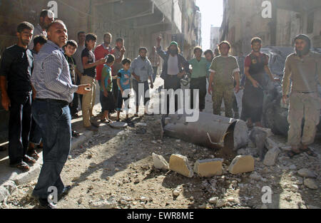 29. Juni 2015 - Bab Al-Nairab, Aleppo, Arabische Republik Syrien - Syrer versammeln um Blindgänger Fass Bombe, ausgelöst durch die syrischen Regierungstruppen in Bab al-Nairab-Distrikt in der nördlichen syrischen Aleppo, 30. Juni 2015 © Amier Al-Halbi/APA Bilder/ZUMA Draht/Alamy Live News Stockfoto