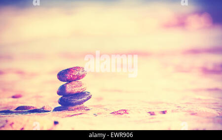 Vintage-Retro-Stil Bild Steine am Strand, Zen Spa Konzept Hintergrund. Stockfoto