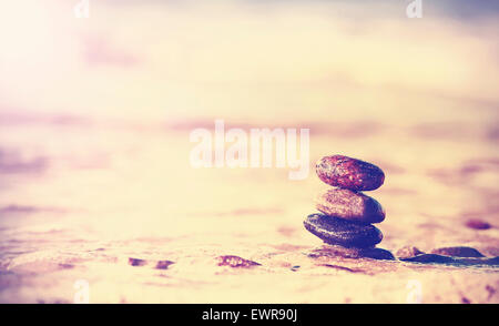 Vintage-Retro-Stil Bild Steine am Strand, Zen Spa Konzept Hintergrund. Stockfoto