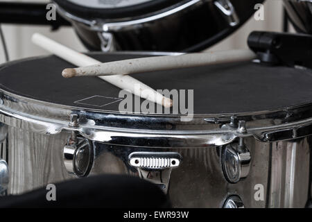 Drumsticks Closeup liegen auf dem Drum-set Stockfoto