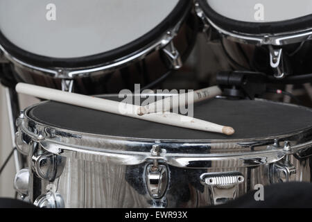 Drumsticks Closeup liegen auf dem Drum-set Stockfoto