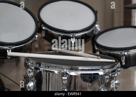 Drumsticks Closeup liegen auf dem Drum-set Stockfoto