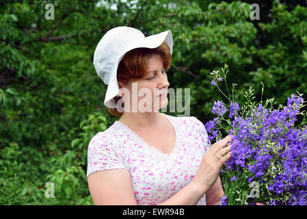 Frau mit einem Blumenstrauß ein Wild im freien Stockfoto