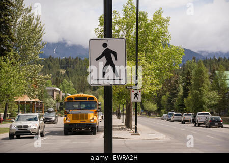 Fußgängerübergänge entlang der Banff Avenue, Banff National Park, Kanada Stockfoto