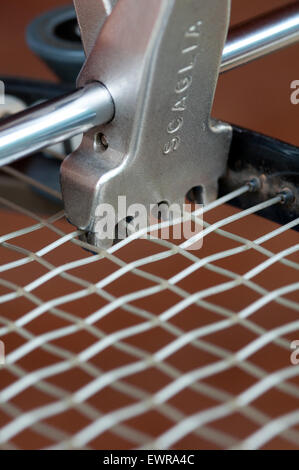 Tennisschläger Bespannung Maschine repariert wird Stockfoto