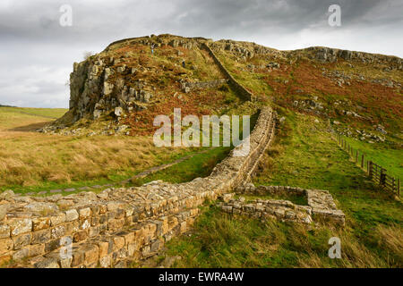 Der Hadrianswall bei Stahl Rigg in Northumberland Blick nach Osten bis zu dem Punkt, wo die Mauer und der Weg steigt Peel Crag. Stockfoto