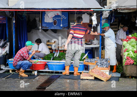 Frischer Fisch zum Verkauf in Istanbul Galatasaray Fish Market Stockfoto