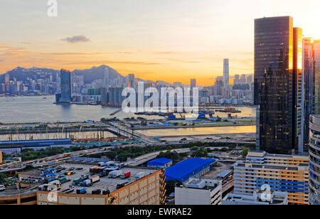 Hong Kong Sonnenuntergang, Blick von Kowloon Bay Zentrum Stockfoto