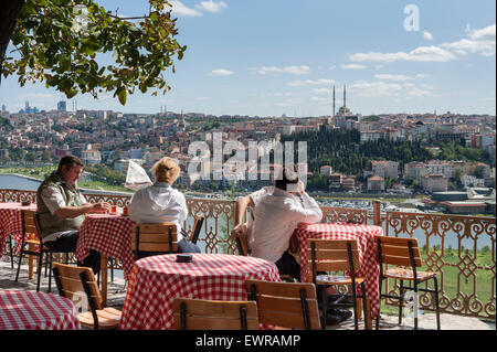 Ein weitläufigen Blick auf das Goldene Horn genießen Sie bei einem Drink an der Pierre Lotti Teehaus in der Eyüp Viertel von Istanbul. Stockfoto