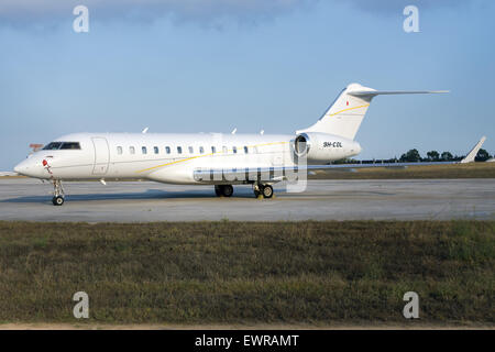 Malteser registriert in Ruhe im Vorfeld 4 Bombardier BD-700 Global Express. Stockfoto
