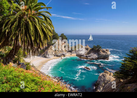 Julia Pfeiffer Traumstrand mit Palmen und weißen Yacht am Horizont. Big Sur, Kalifornien, USA Stockfoto